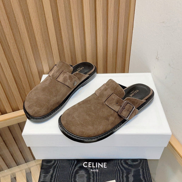 Pantofole in pelle scamosciata con fibbia color caramello