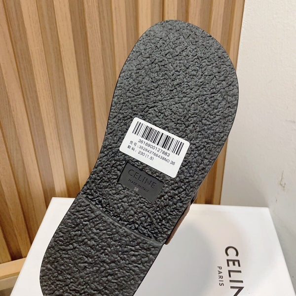 Pantofole in pelle scamosciata con fibbia color caramello