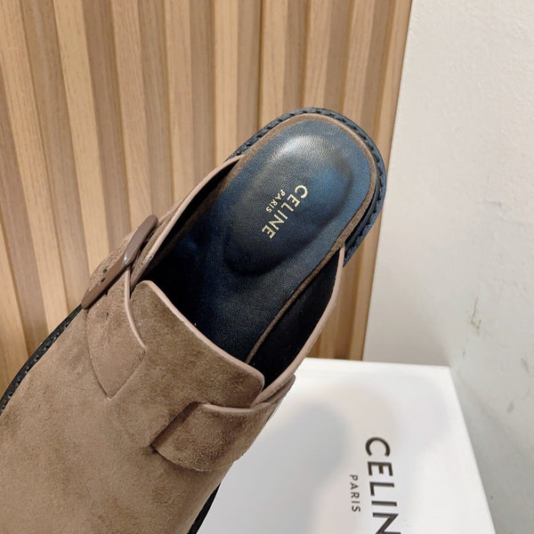 Pantofole in pelle scamosciata con fibbia color caramello