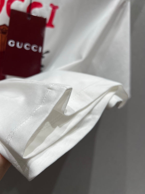 Gucci 25 Cartoon Guitar Print T-shirt a maniche corte in cotone bianco 215699