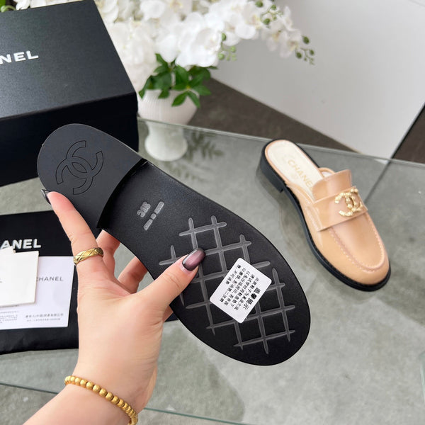 CC 25 Mule Beige Patent Calfskin Gold Double C