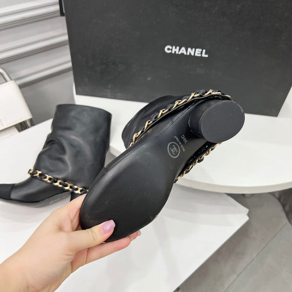 CC 25 Short Boots With Chain 55mm Black Cowhide Grosgrain 374029