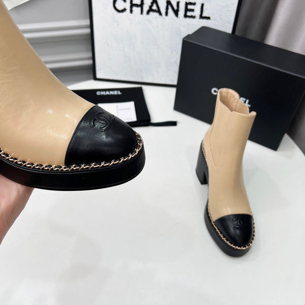 CC 25 Chelsea Ankle Boots With Chain 85mm Beige Black Sheepskin 374034