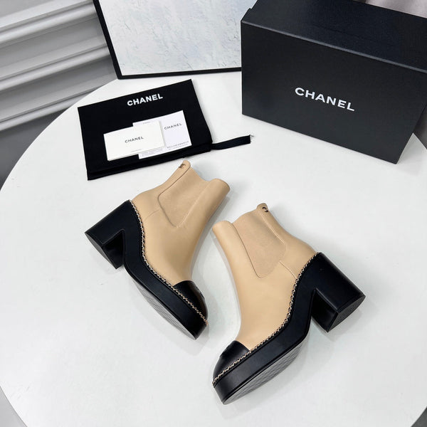 CC 25 Chelsea Ankle Boots With Chain 85mm Beige Black Sheepskin 374034