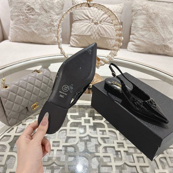 CC 25C Ballerine con cinturino posteriore in vernice nera 213329