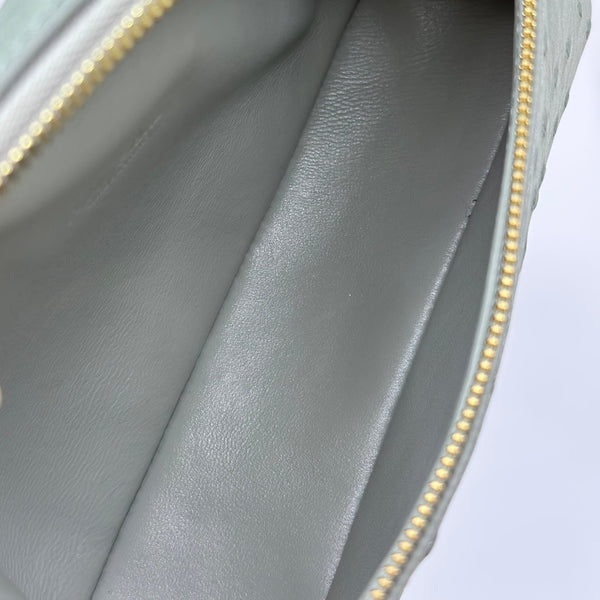 Borsa LP Extra 19 cm con motivo struzzo, pelle di vitello grigio oliva, hardware dorato