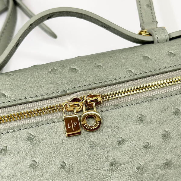 Borsa LP Extra 19 cm con motivo struzzo, pelle di vitello grigio oliva, hardware dorato