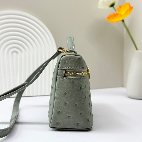 Borsa LP Extra 19 cm con motivo struzzo, pelle di vitello grigio oliva, hardware dorato