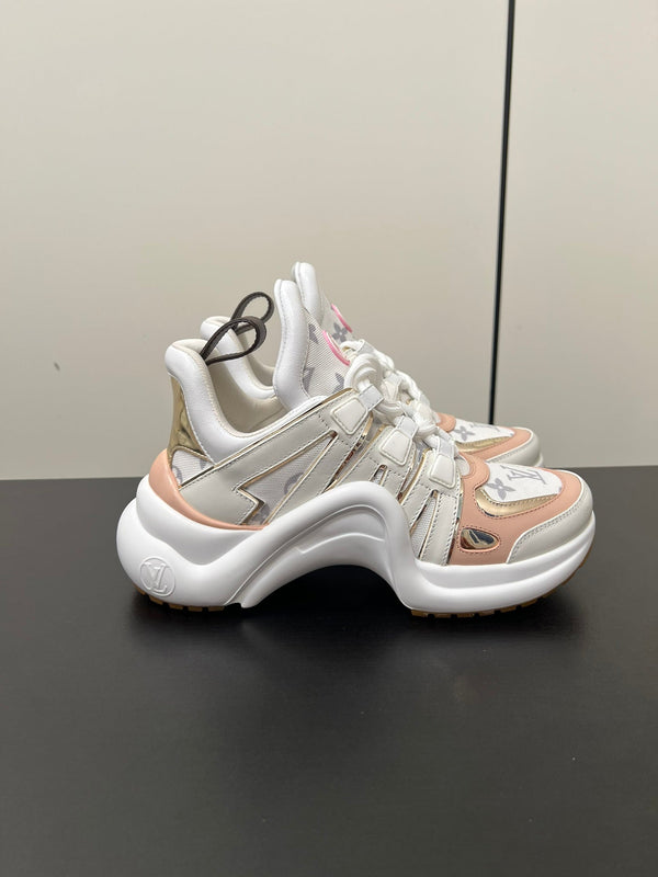 Sneaker LV Archlight 50 mm in tessuto jacquard monogramma rosa pastello misto bianco