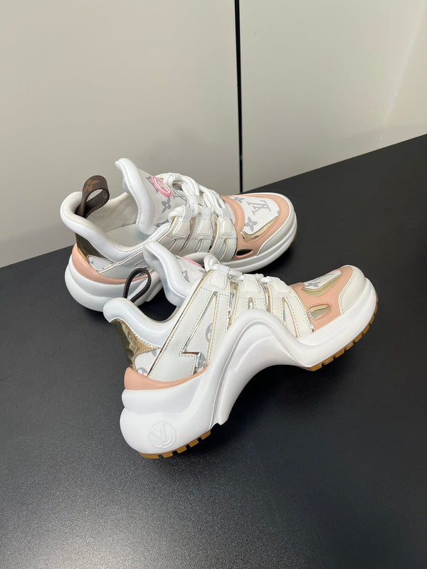Sneaker LV Archlight 50 mm in tessuto jacquard monogramma rosa pastello misto bianco
