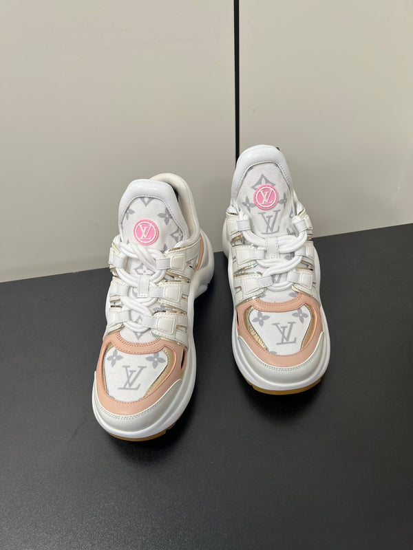 Sneaker LV Archlight 50 mm in tessuto jacquard monogramma rosa pastello misto bianco