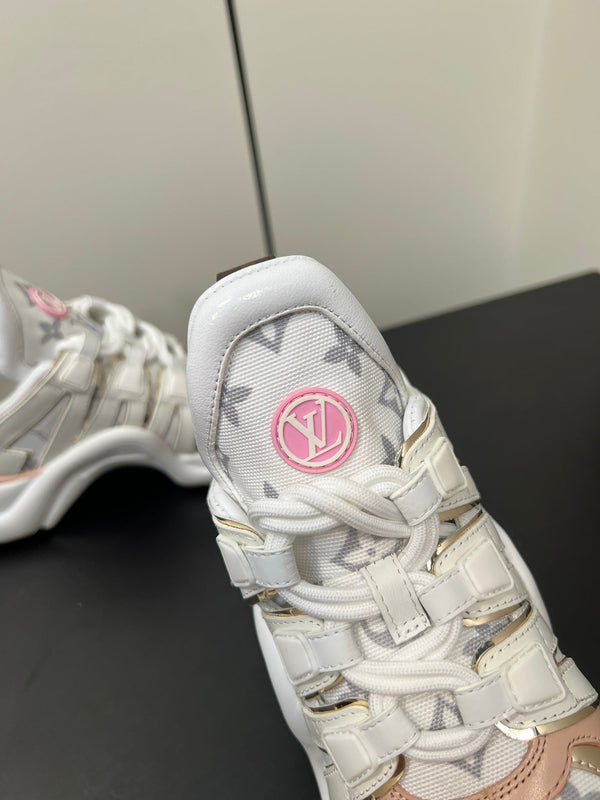 Sneaker LV Archlight 50 mm in tessuto jacquard monogramma rosa pastello misto bianco