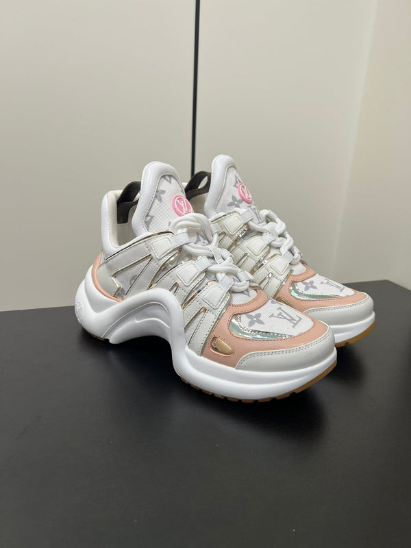 Sneaker LV Archlight 50 mm in tessuto jacquard monogramma rosa pastello misto bianco