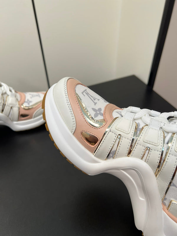 Sneaker LV Archlight 50 mm in tessuto jacquard monogramma rosa pastello misto bianco
