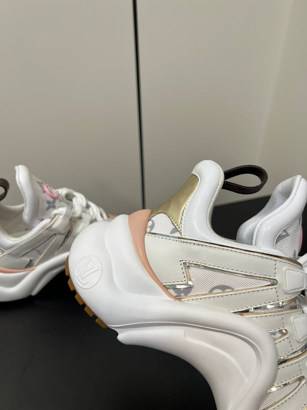 Sneaker LV Archlight 50 mm in tessuto jacquard monogramma rosa pastello misto bianco