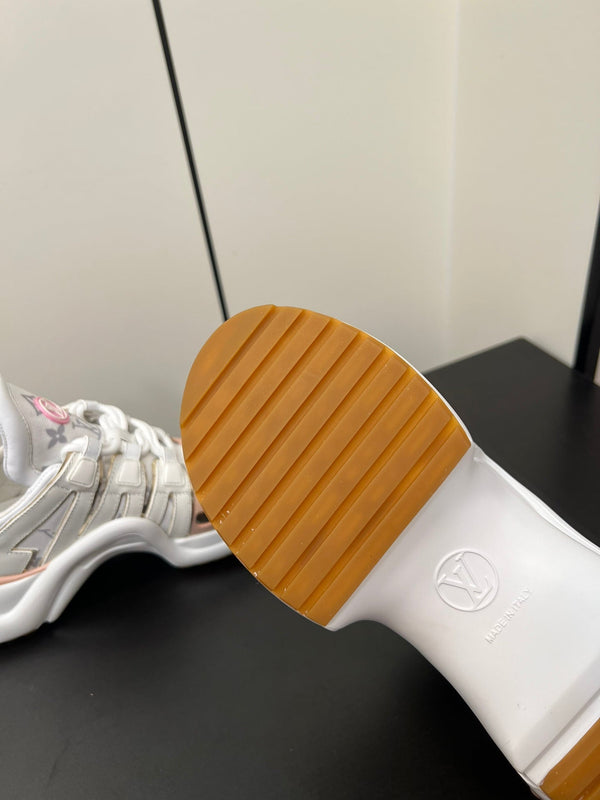 Sneaker LV Archlight 50 mm in tessuto jacquard monogramma rosa pastello misto bianco