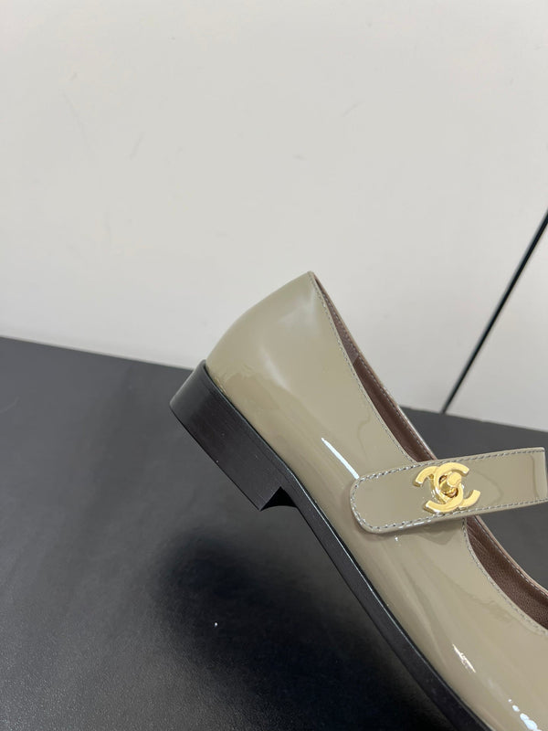 Mary Jane Flat Olive Black Patent Vitello