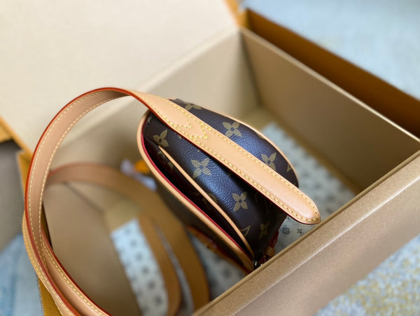 BORSA DA SELLA 18 IN TELA MONOGRAM MARRONE E RIFINITURE IN PELLE