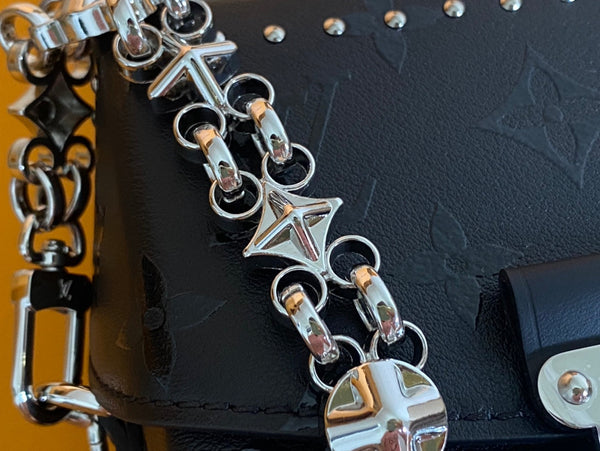 BORSA CAMERA BOX 17 IN PELLE DI VITELLO CON MONOGRAMMA IN RILIEVO NERO E CATENA IN ARGENTO