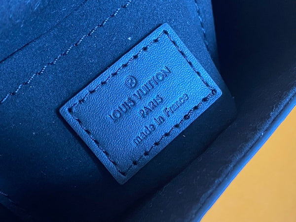 BORSA CAMERA BOX 17 IN PELLE DI VITELLO CON MONOGRAMMA IN RILIEVO NERO E CATENA IN ARGENTO