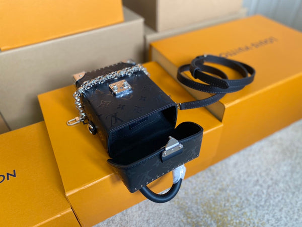 BORSA CAMERA BOX 17 IN PELLE DI VITELLO CON MONOGRAMMA IN RILIEVO NERO E CATENA IN ARGENTO