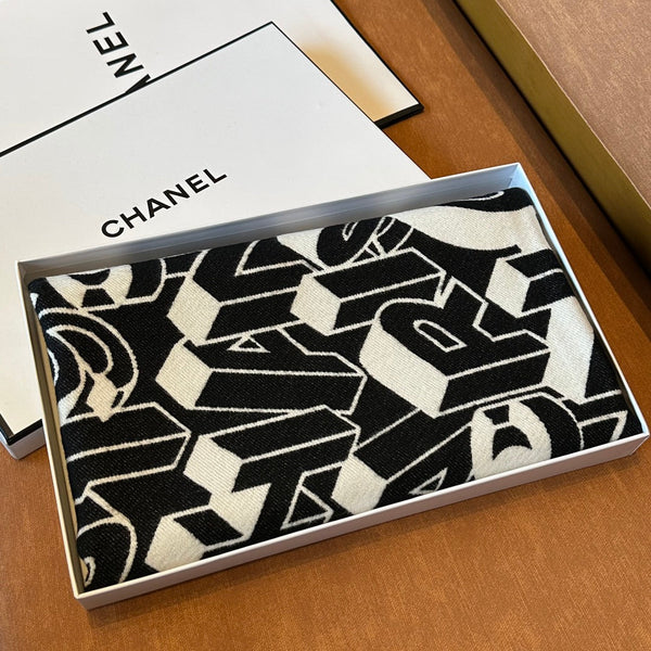 SCIARPA CON LOGO LETTERA 178 CM IN LANA DI PECORA E SETA BIANCHE E NERE 393103