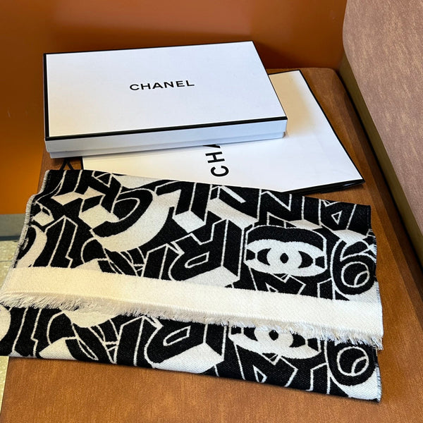 SCIARPA CON LOGO LETTERA 178 CM IN LANA DI PECORA E SETA BIANCHE E NERE 393103