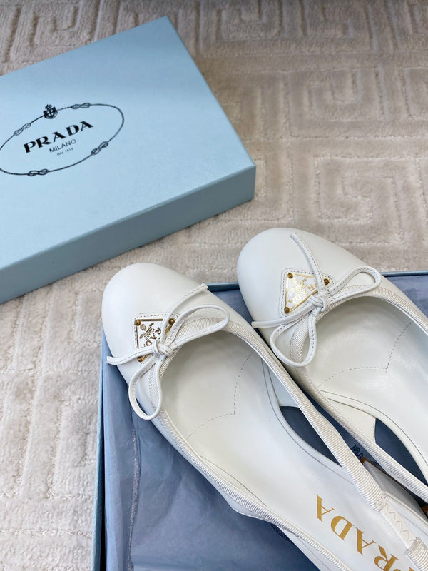 TRIANGLE LOGO SLINGBACK PUMPS WITH BOW IN WHITE CALFSKIN