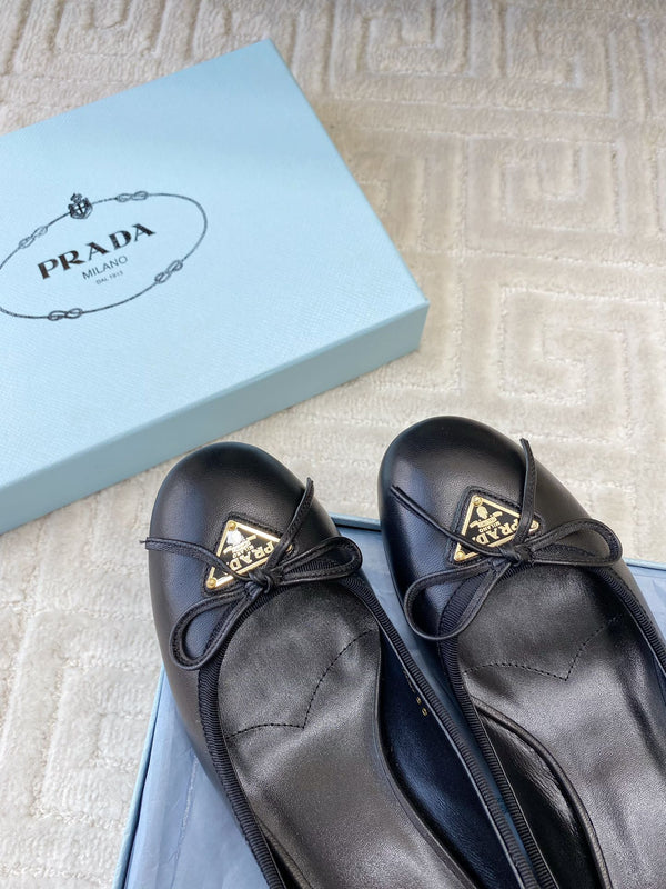 BALLERINA PUMPS WITH TRIANGLE LOGO AND BOW IN BLACK CALFSKIN