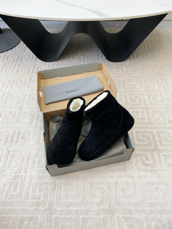 FLAT ANKLE BOOTS IN BLACK SUEDE AND SHEARLING LINING