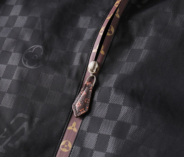 GIACCA CON CAPPUCCIO LV IN DAMIER NERO E FINITURE MARRONI 239036