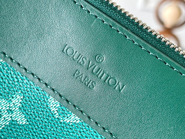 POCHETTE VOYAGE SOUPLE 32 IN GREEN MONOGRAM HERITAGE CANVAS