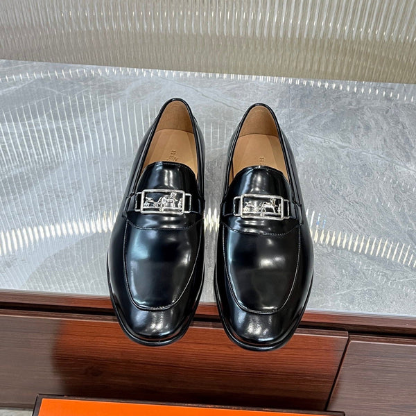 MOCASSINO CON FIBBIA ARGENTO HM IN PELLE DI VITELLO NERA