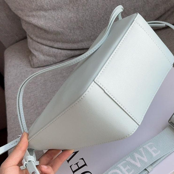 BORSA LOE LUNA HOBO 27 IN PELLE DI VITELLO AZZURRO CIELO