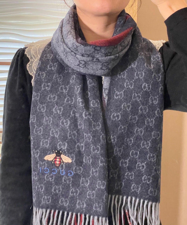 SCIARPA A RIGHE 200 CM IN CASHMERE GRIGIO SCURO CON APE RICAMATA 398533