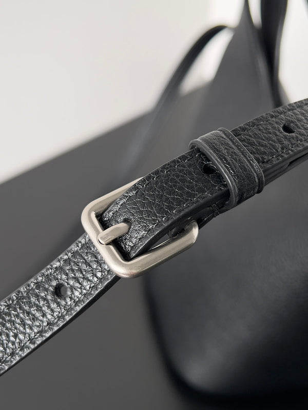 SILVER LOCKER SHOULDER BAG 24 IN BLACK CALFSKIN