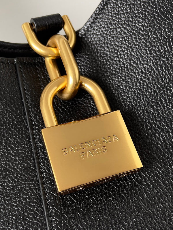 GOLD LOCKER SHOULDER BAG 62 IN BLACK CALFSKIN