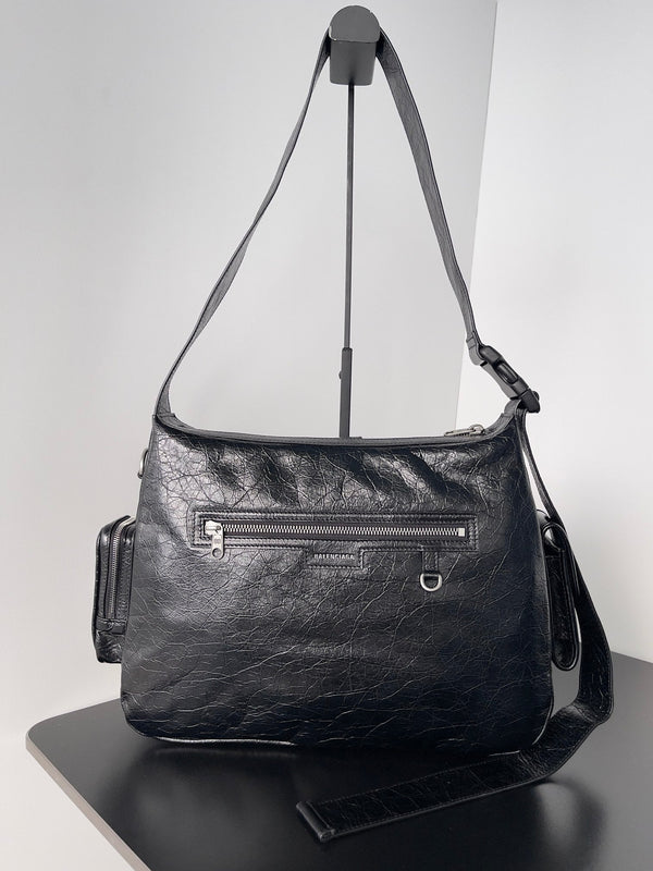 SUPERBUSY MESSENGER BAG 33 IN BLACK ARENA LAMBSKIN