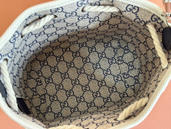 Borsa a secchiello Gucci in pelle blu e bianca in tela