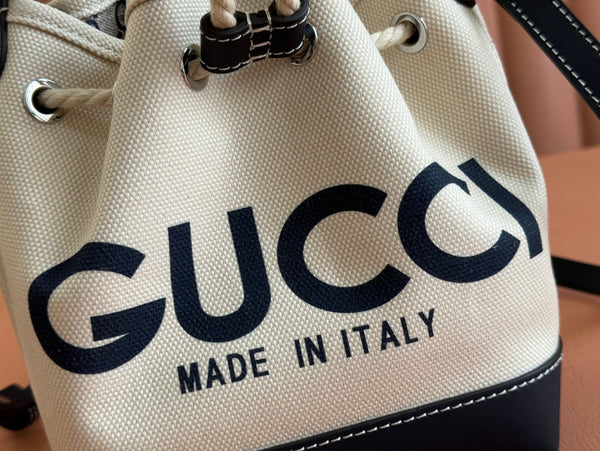 Borsa a secchiello Gucci in pelle blu e bianca in tela