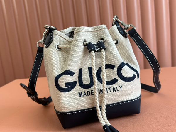 Borsa a secchiello Gucci in pelle blu e bianca in tela