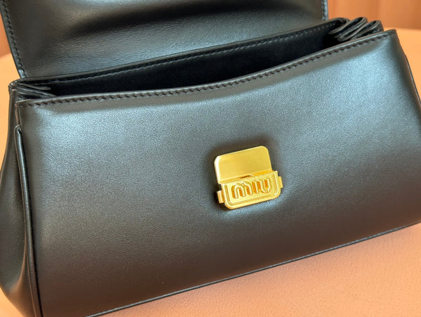 CHAIN SHOULDER BAG 24 IN BLACK PATENT SMOOTH CALFSKIN