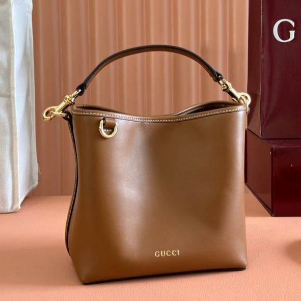 Gucci Emblem Mini Bucket Bag in pelle di vitello marrone 244426