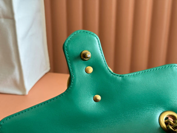 Borsa Gucci GG Marmont 22 in pelle di vitello verde con finiture dorate 248371