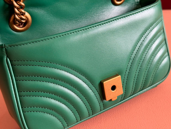 Borsa Gucci GG Marmont 22 in pelle di vitello verde con finiture dorate 248371