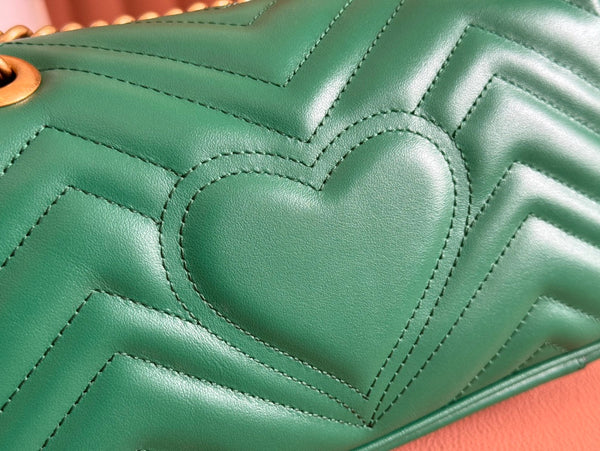 Borsa Gucci GG Marmont 22 in pelle di vitello verde con finiture dorate 248371