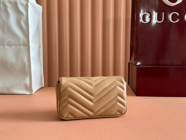 Borsa Gucci GG Marmont 16.5 in pelle di vitello beige 248378