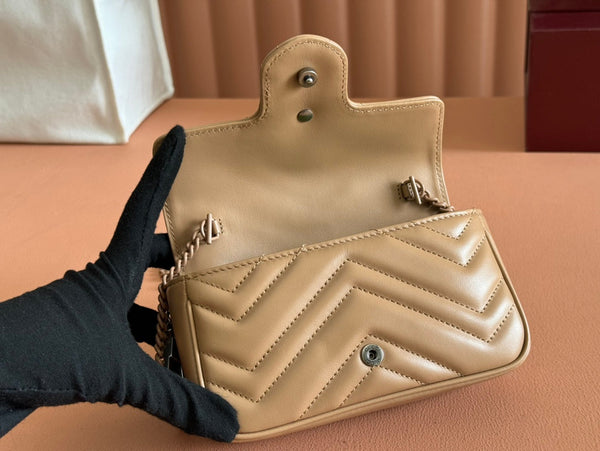 Borsa Gucci GG Marmont 16.5 in pelle di vitello beige 248378