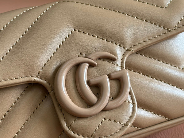 Borsa Gucci GG Marmont 16.5 in pelle di vitello beige 248378