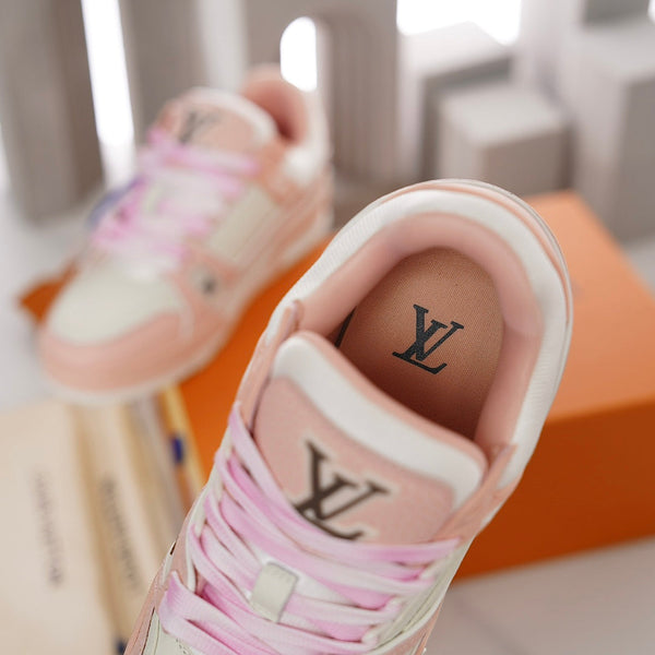 LV TRAINER IN PELLE DI VITELLO ROSA PESCA